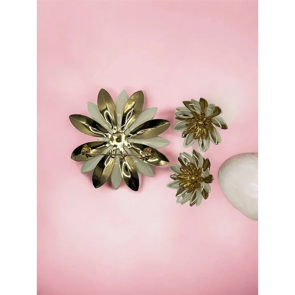 Vintage Sarah Coventry Water Lily Set 1966 Brooch (pin) and Clip On Earrings - Picture 2 of 2